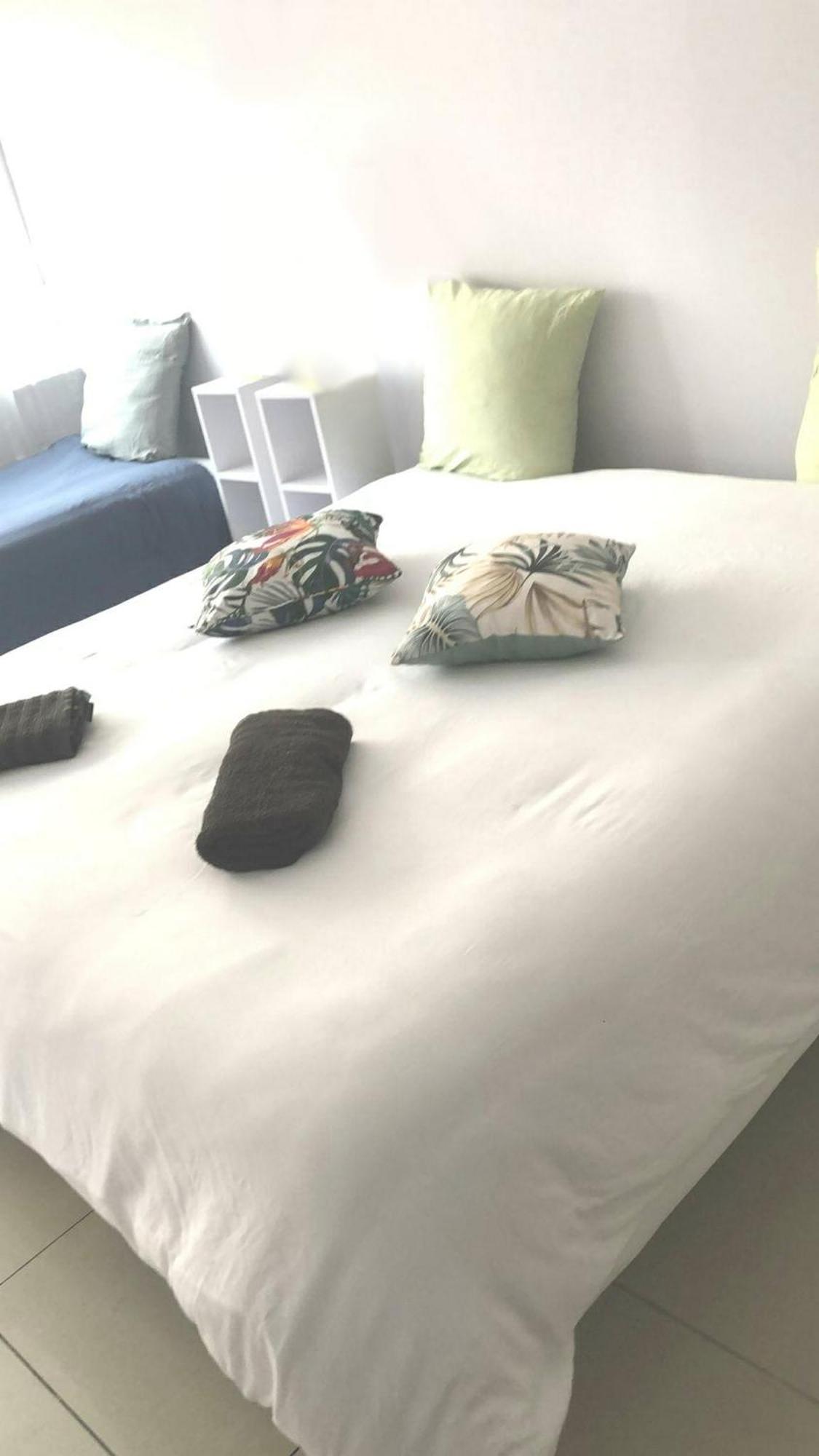 Sejour Avec Petit-dejeuner A La Demande Et Piscine A 20 Minutes De L'espagne A Le Palace Climatise *