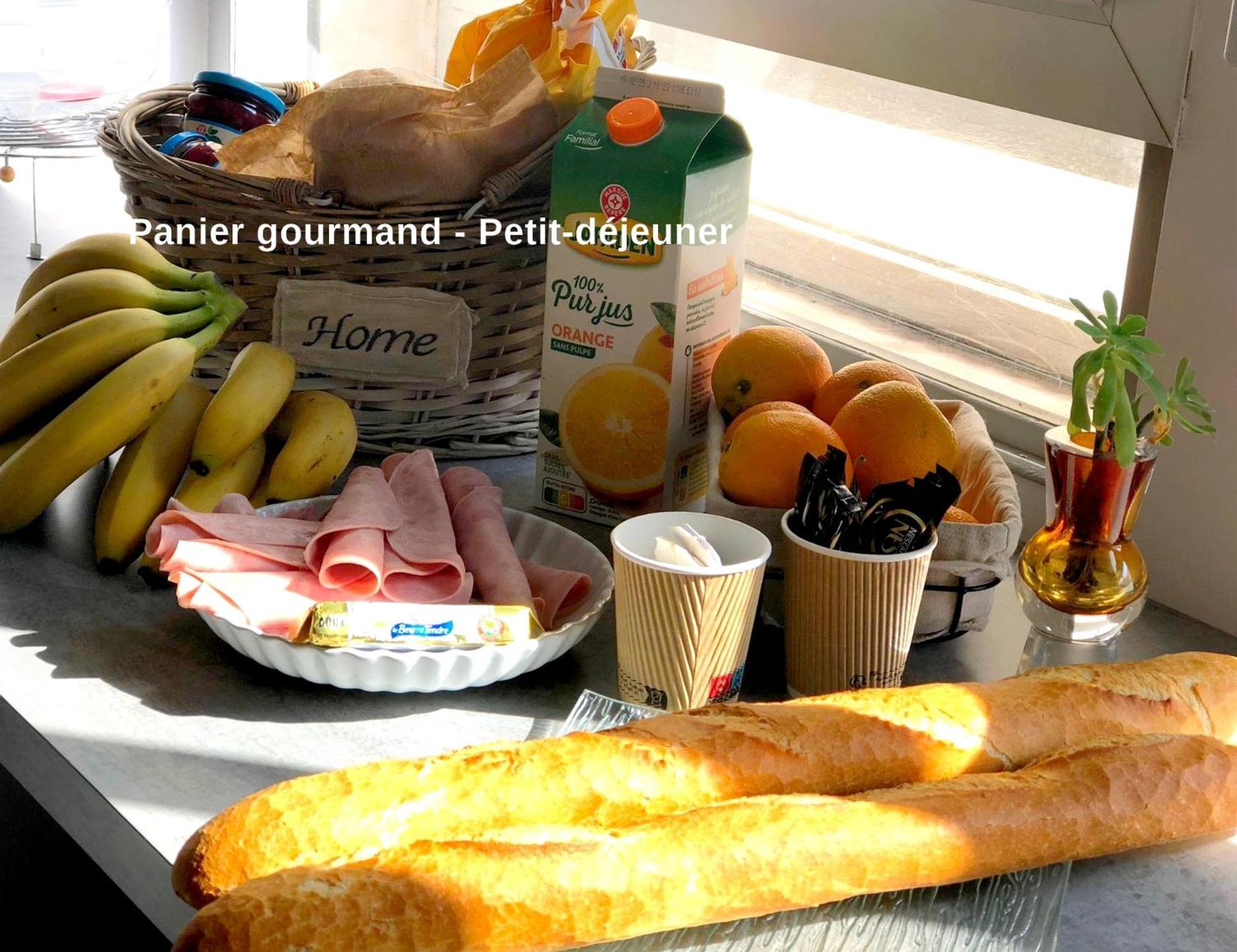 Sejour Avec Petit-dejeuner A La Demande Et Piscine A 20 Minutes De L'espagne A Le Palace Climatise Apartamento